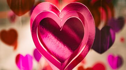 Coeur rose en carton brillant suspendu contenant plusieurs coeurs