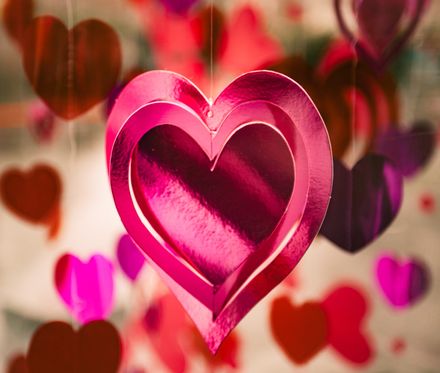 Coeur rose en carton brillant suspendu contenant plusieurs coeurs