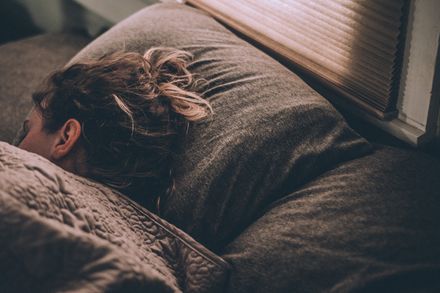 Femme endormie dans son lit