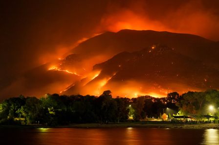 Montagne de nuit incendiée