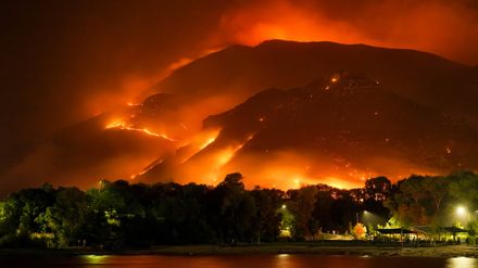 Montagne de nuit incendiée