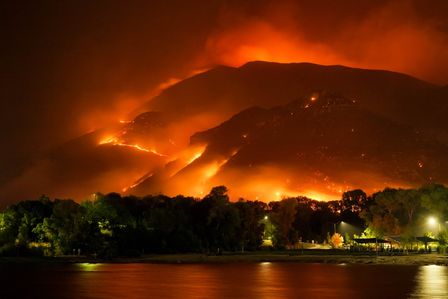 Montagne de nuit incendiée