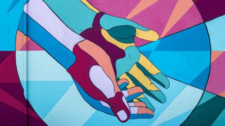 peinture murale colorée représentant des mains ouvertes