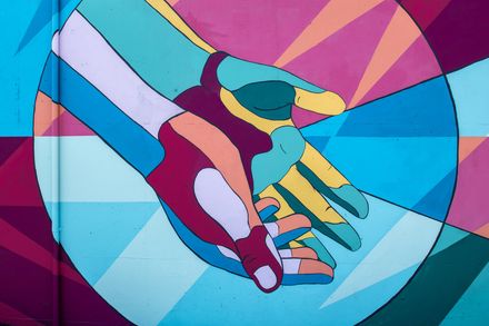 peinture murale colorée représentant des mains ouvertes
