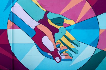 peinture murale colorée représentant des mains ouvertes