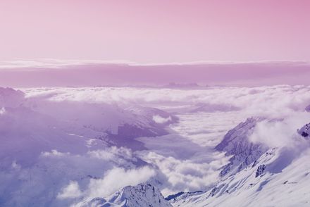 Vue en hauteur de montagne entourées de nuages