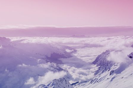 Vue en hauteur de montagne entourées de nuages