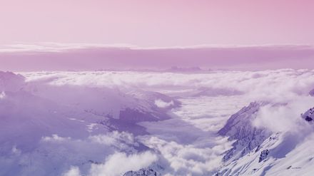 Vue en hauteur de montagne entourées de nuages