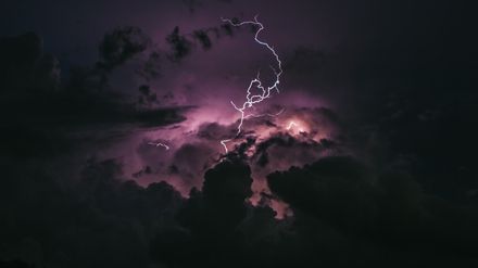 Ciel d'orage sombre avec un éclair