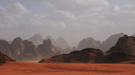 Paysage désertique avec sable et montagnes dans la brume