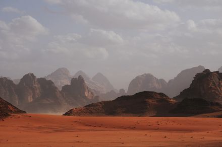 Paysage désertique avec sable et montagnes dans la brume