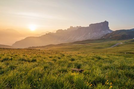 Lever de soleil sur un champ et une montagne