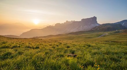 Lever de soleil sur un champ et une montagne