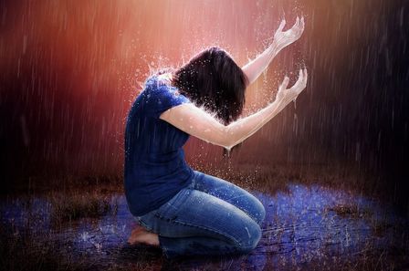Dessin d'une femme à genous les bras levés sous la pluie
