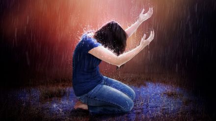 Dessin d'une femme à genous les bras levés sous la pluie