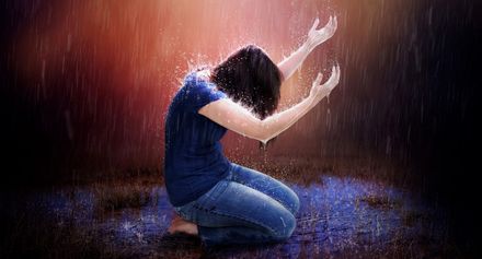 Dessin d'une femme à genous les bras levés sous la pluie