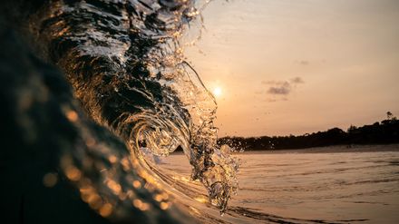 Vague cristalline sur fond de coucher de soleil
