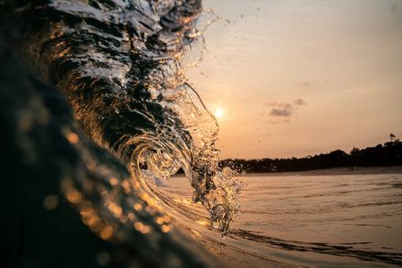 Vague cristalline sur fond de coucher de soleil