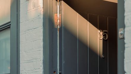 Porte d'entrée ouvert laissant entrer une douce lumière