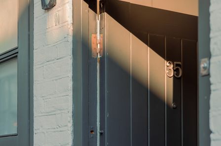 Porte d'entrée ouvert laissant entrer une douce lumière
