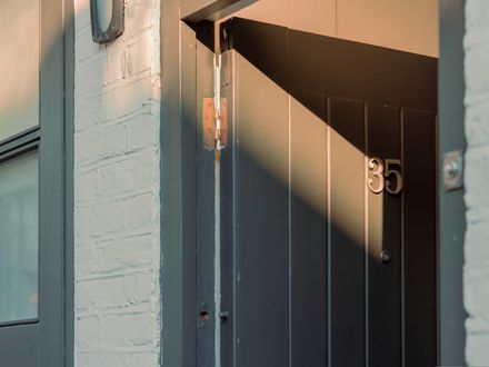 Porte d'entrée ouvert laissant entrer une douce lumière