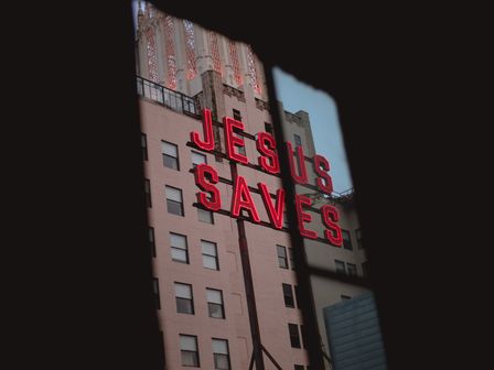 Panneau en lettres lumineuses où il est écrit Jesus saves