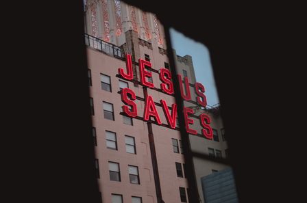 Panneau en lettres lumineuses où il est écrit Jesus saves