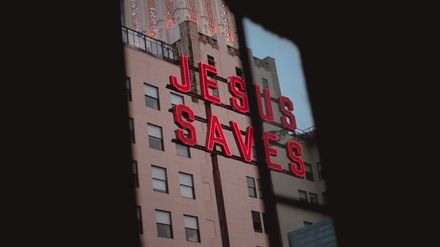 Panneau en lettres lumineuses où il est écrit Jesus saves