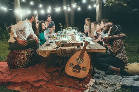 Tablée d'amis discutant autour d'un repas du soir