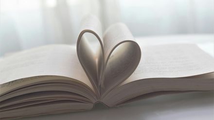 Pages d'un livre repliées en forme de cœur