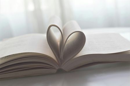 Pages d'un livre repliées en forme de cœur