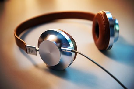 Casque audio filaire brun et métal