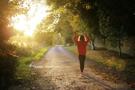 Femme marchant sur un sentier pendant la journée