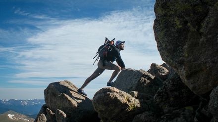 Homme escaladant une montagne