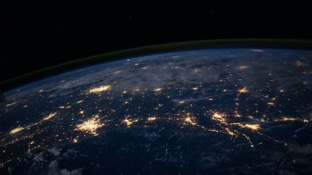 Terre vue de l'espace, de nuit avec des ilots de lumière