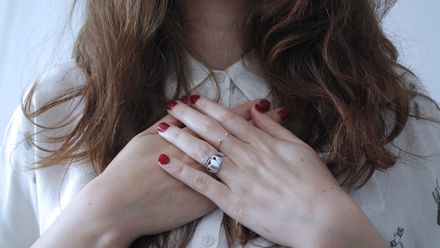 Femme mettant ses mains sur son coeur