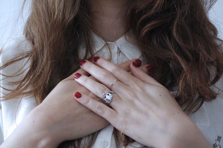 Femme mettant ses mains sur son coeur
