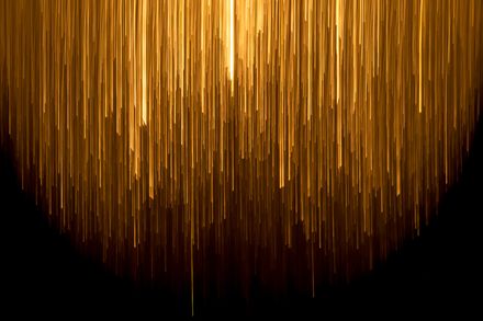 Rais de lumières dorés verticaux descandant du ciel