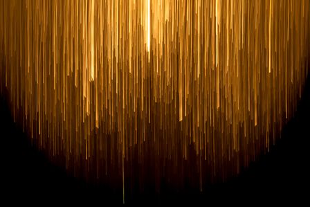 Rais de lumières dorés verticaux descandant du ciel