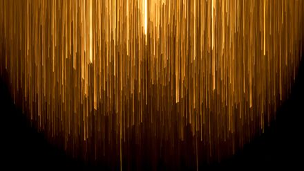 Rais de lumières dorés verticaux descandant du ciel