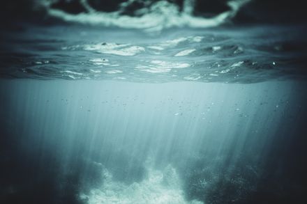 Gros plan d'une vague prise depuis le dessous de la mer