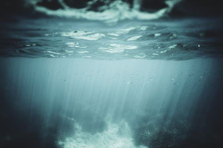 Gros plan d'une vague prise depuis le dessous de la mer