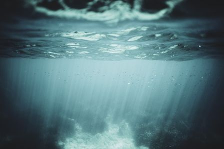 Gros plan d'une vague prise depuis le dessous de la mer