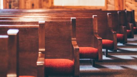 Série de bancs d'églises vides en bois