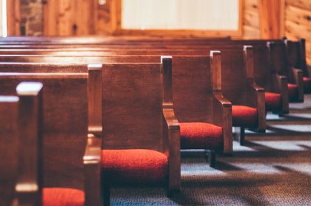 Série de bancs d'églises vides en bois