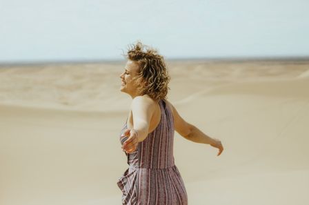Femme souriante sur fond de plage