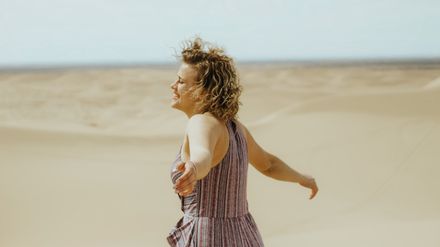 Femme souriante sur fond de plage