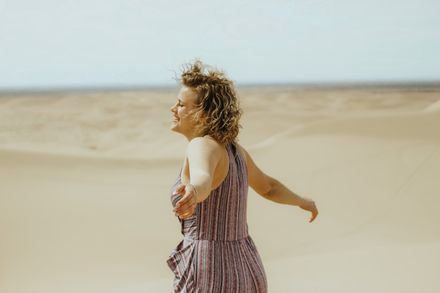 Femme souriante sur fond de plage