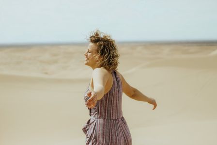 Femme souriante sur fond de plage