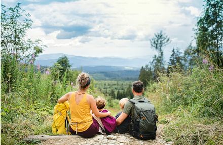 Famille qui regarde une vallée, prête à l'aventure